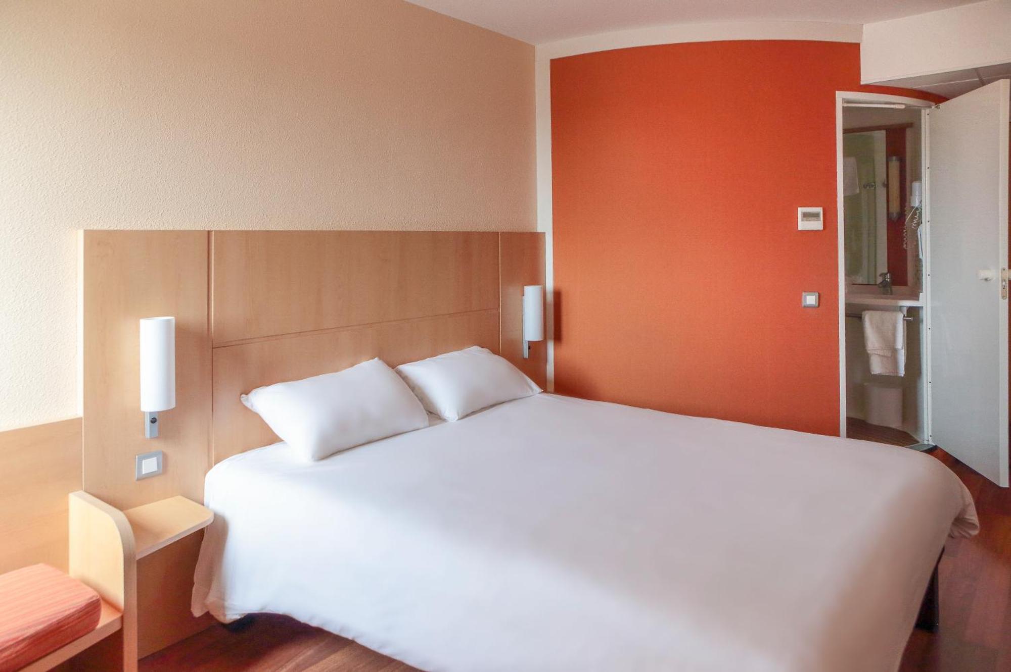 Отель Ibis Beauvais Aeroport Экстерьер фото